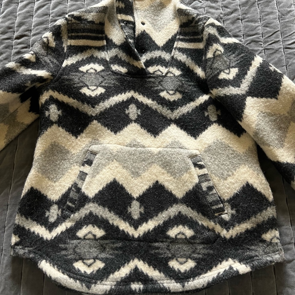 American eagle fleece jacket with 1/4inch buttons and hood